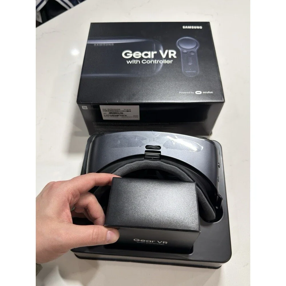 Samsung SM-R324 Gear VR W/Controller Powered by Oculus NEW - OPEN BOX